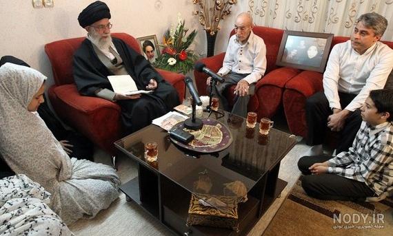 اگر مبل نداریم دکور زینت خانه ما عکس رخ خامنه ای است... اگر مبل نداریم دکور زینت خانه ما عکس رخ خامنه ای است...
