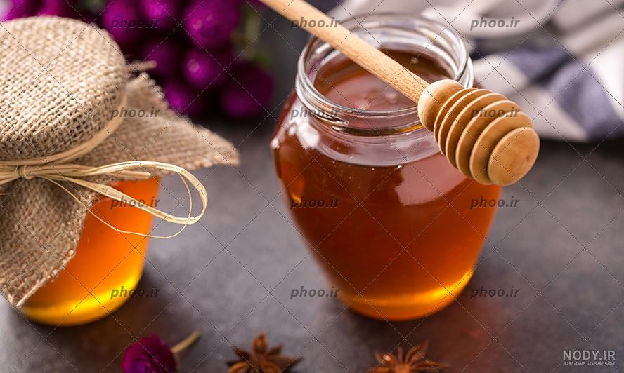 ظروف شیشه ای خالی یک ظروف آشپزخانه زیبا بر روی سفید است 1399851