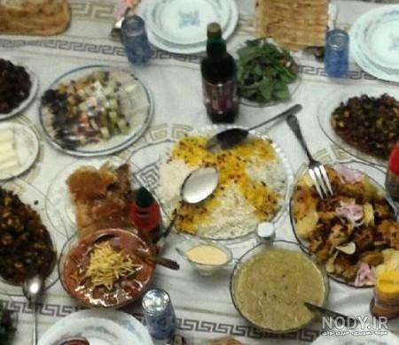 عکس: ادای احترام ویژه علی دایی به روحانی سر سفره افطار عکس: ادای احترام ویژه علی دایی به روحانی سر سفره افطار