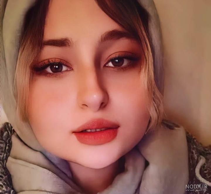 سارا و نیکا در استخر با پسر