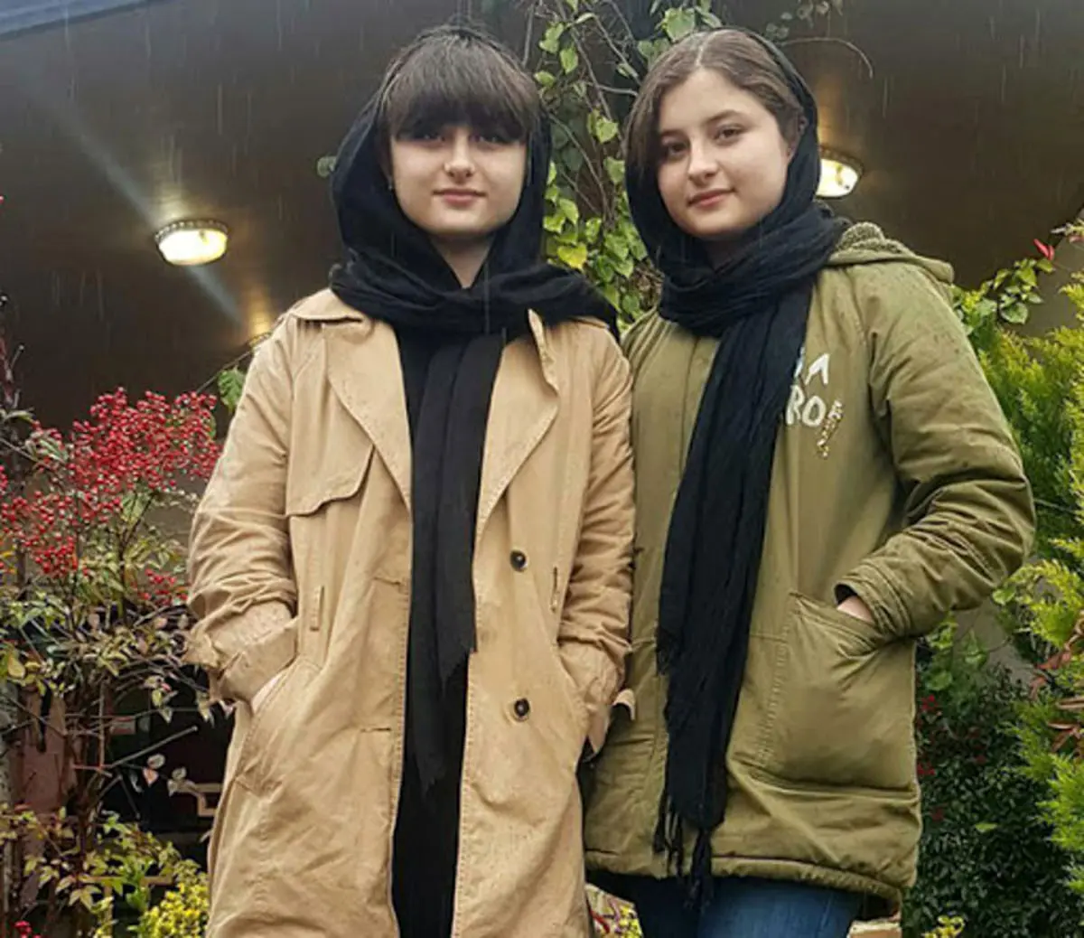 سارا و نیکا در استخر با پسر