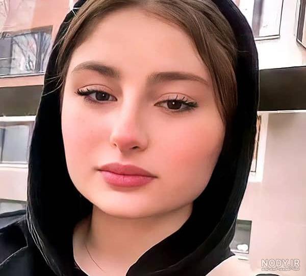 سارا و نیکا در استخر با پسر