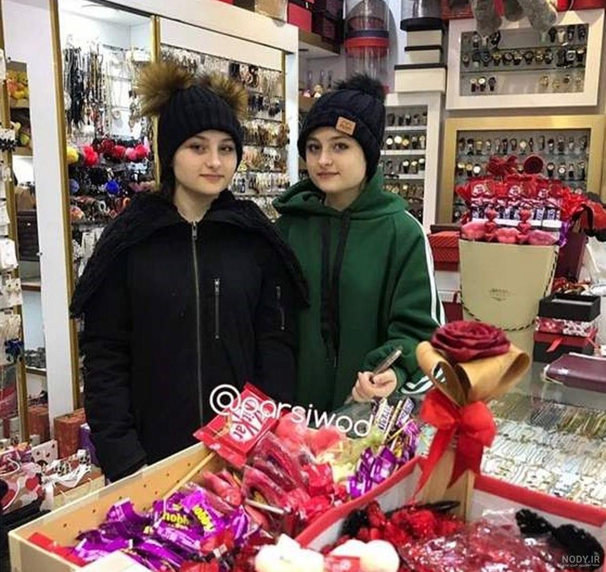 سارا و نیکا در استخر با پسر