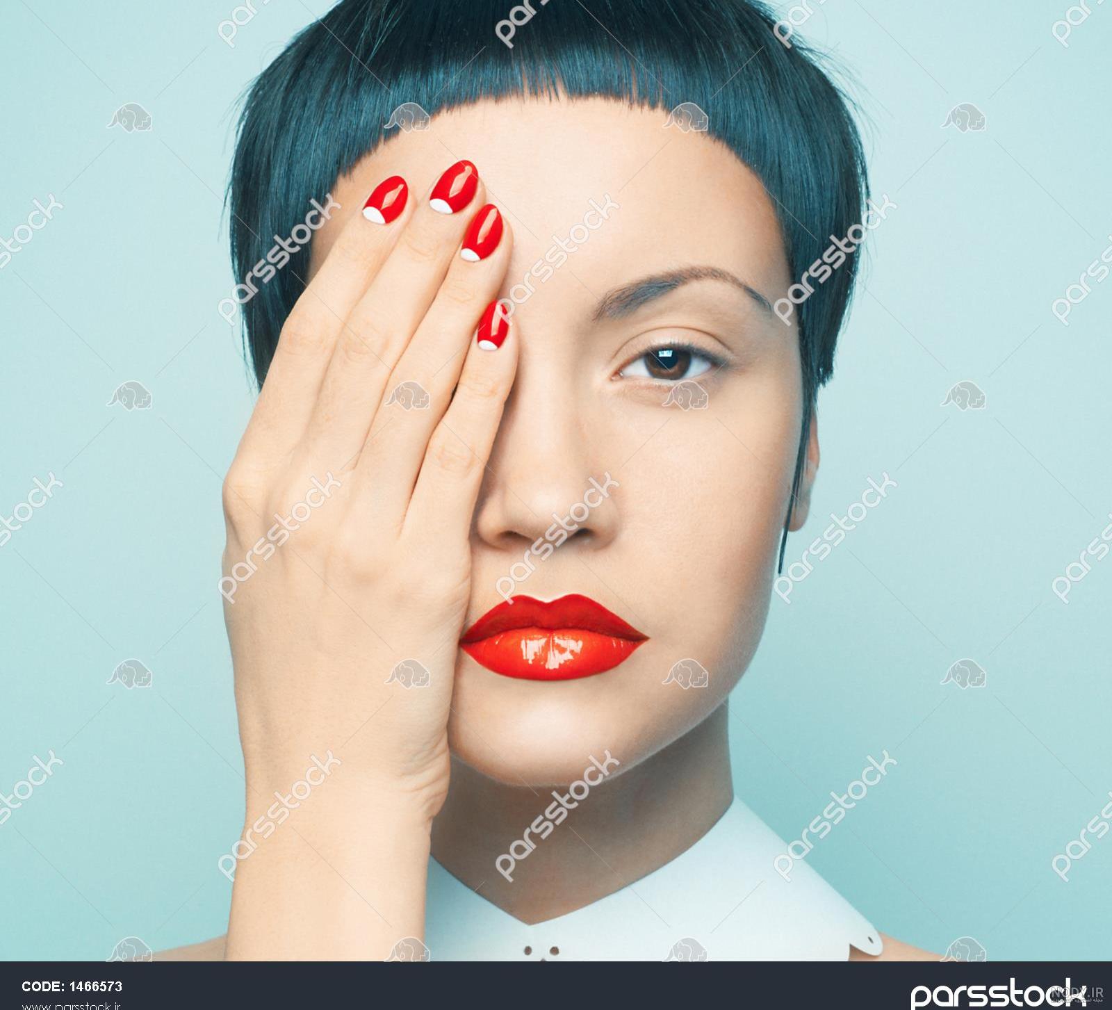 عکس یک دختر چشم رنگی