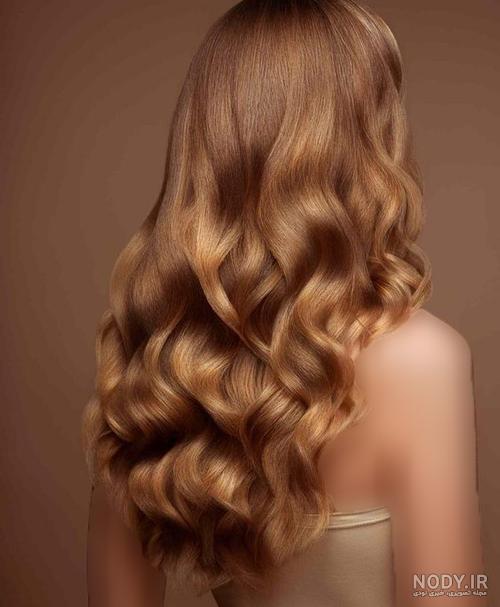 راهنمای جامع دستیابی به رنگ موی عسلی برای انواع پوست