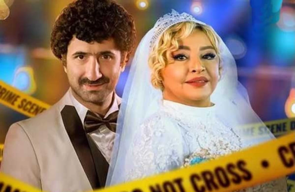 ژست جذاب اشرف نیسان آبی با لباس مجلسی