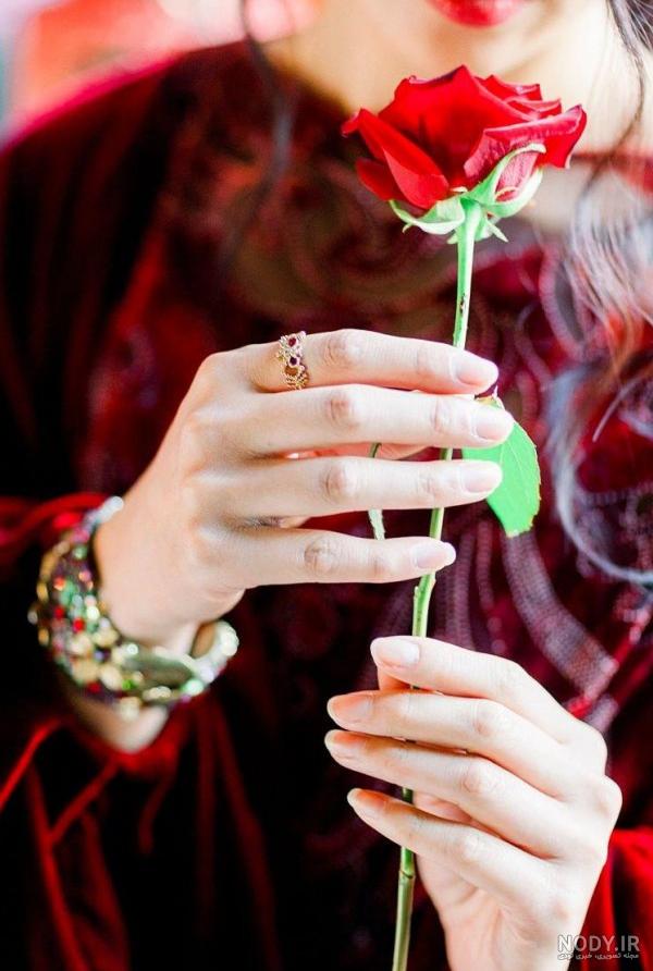 عکس دختر زیبا با دسته گل