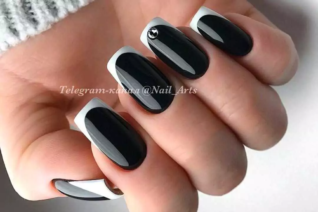 عکس کاشت ناخن مشکی سفید
