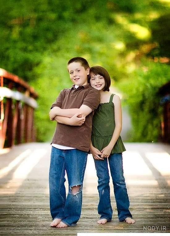 53 ایده ژست عکاسی خواهر برادری - ژست‌های دونفره خواهرانه و ...