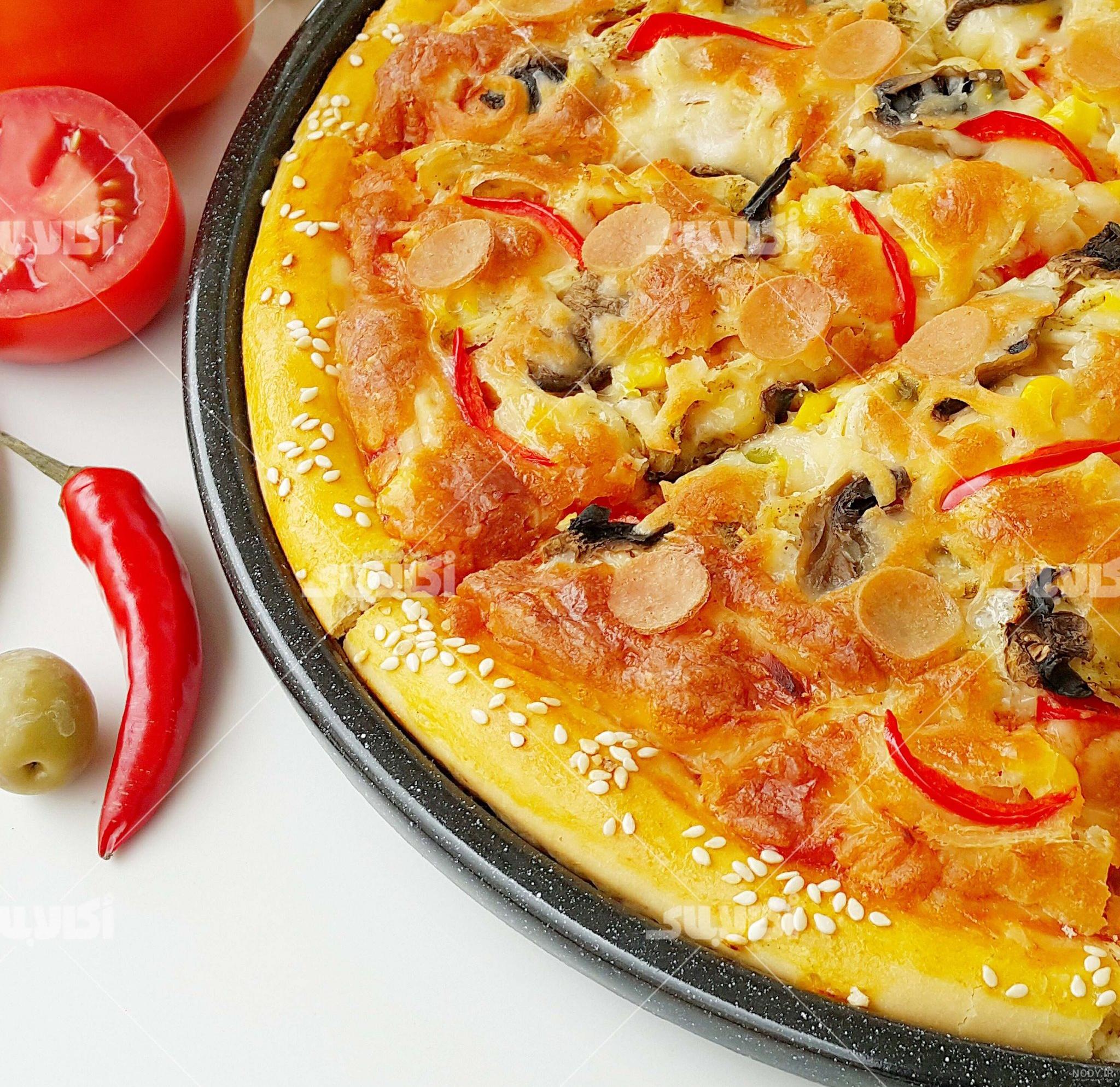 طرز تهیه پیتزا با مرغ ریش ریش شده و قارچ تابه ای با خمیر فوری بدون فر