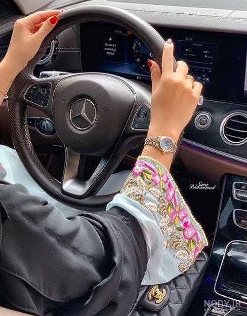 عکس لاکچری با ماشین دخترانه