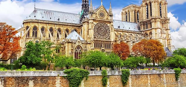 کلیسای نوتردام در پاریس کلیسایی معروف و بسیار تاریخی در مرکز این شهر کلیسای نوتردام در پاریس کلیسایی معروف و بسیار تاریخی در مرکز این شهر