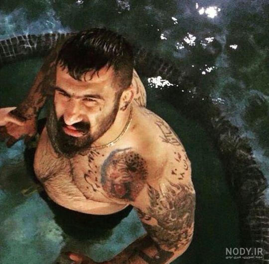 خال کوبی صورت وحید مرادی روی بدن یکی از طرف داران روحت شاد خال کوبی صورت وحید مرادی روی بدن یکی از طرف داران روحت شاد