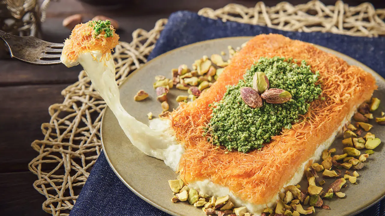 عکس واقعی نقاشی ناصرالدین شاه از جیران ! / شباهت عجیب با پریناز ...