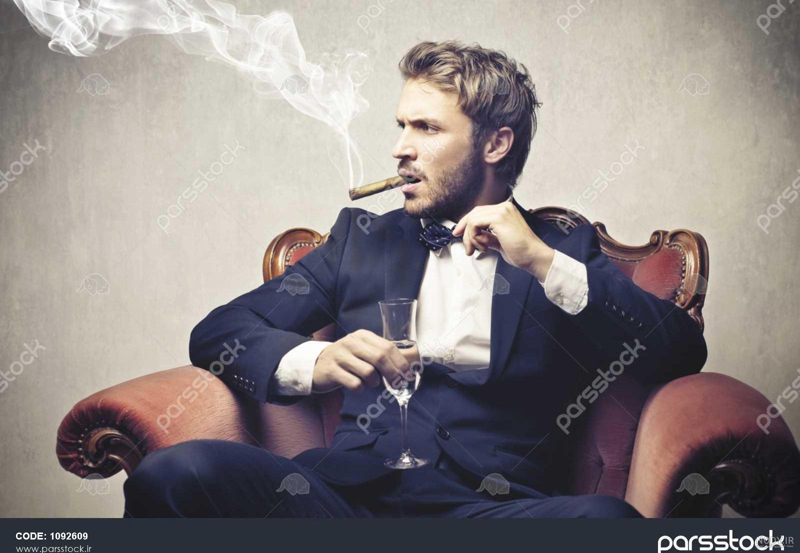 یکی از همراهان رئیسی واقعی بودن عکس‌ گیلاس شراب بر سر میز او و ...