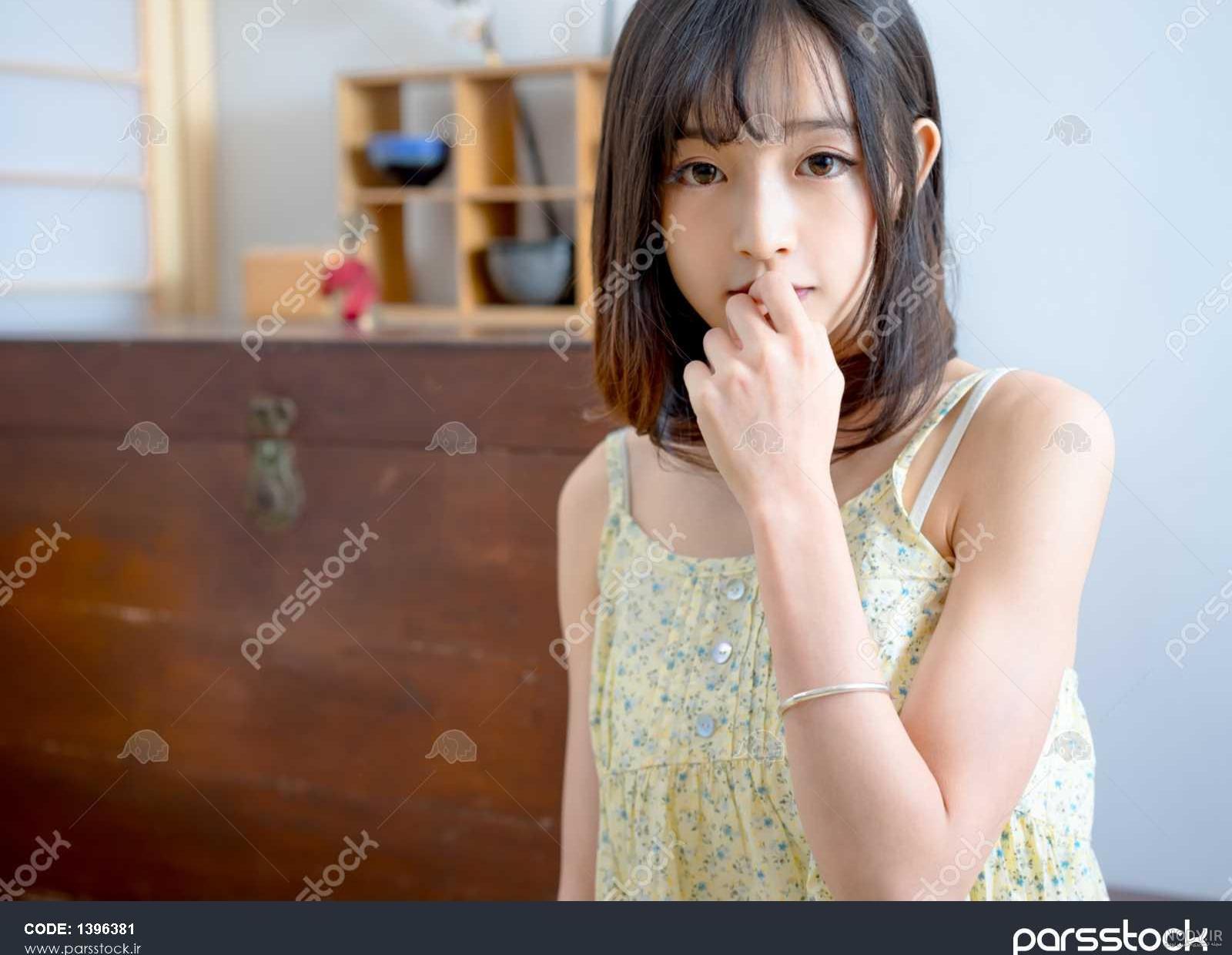 عکس چهره دختر ژاپنی زیبا با گل سر خوشگل