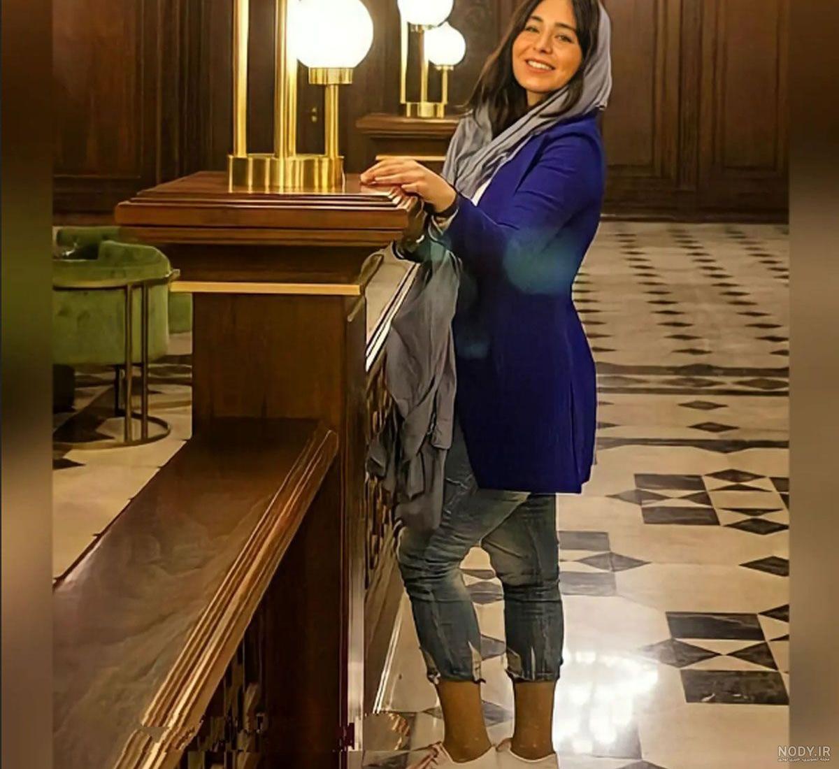 تیپ غیر اخلاقی با ساپورت تنگ و زیر زانو بازیگر گیسو در مکانی عمومی ...