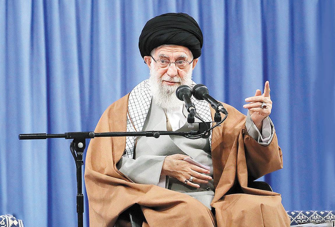 عکس رهبر انقلاب با یک لیوان چای ویک لبخند رضایتخش