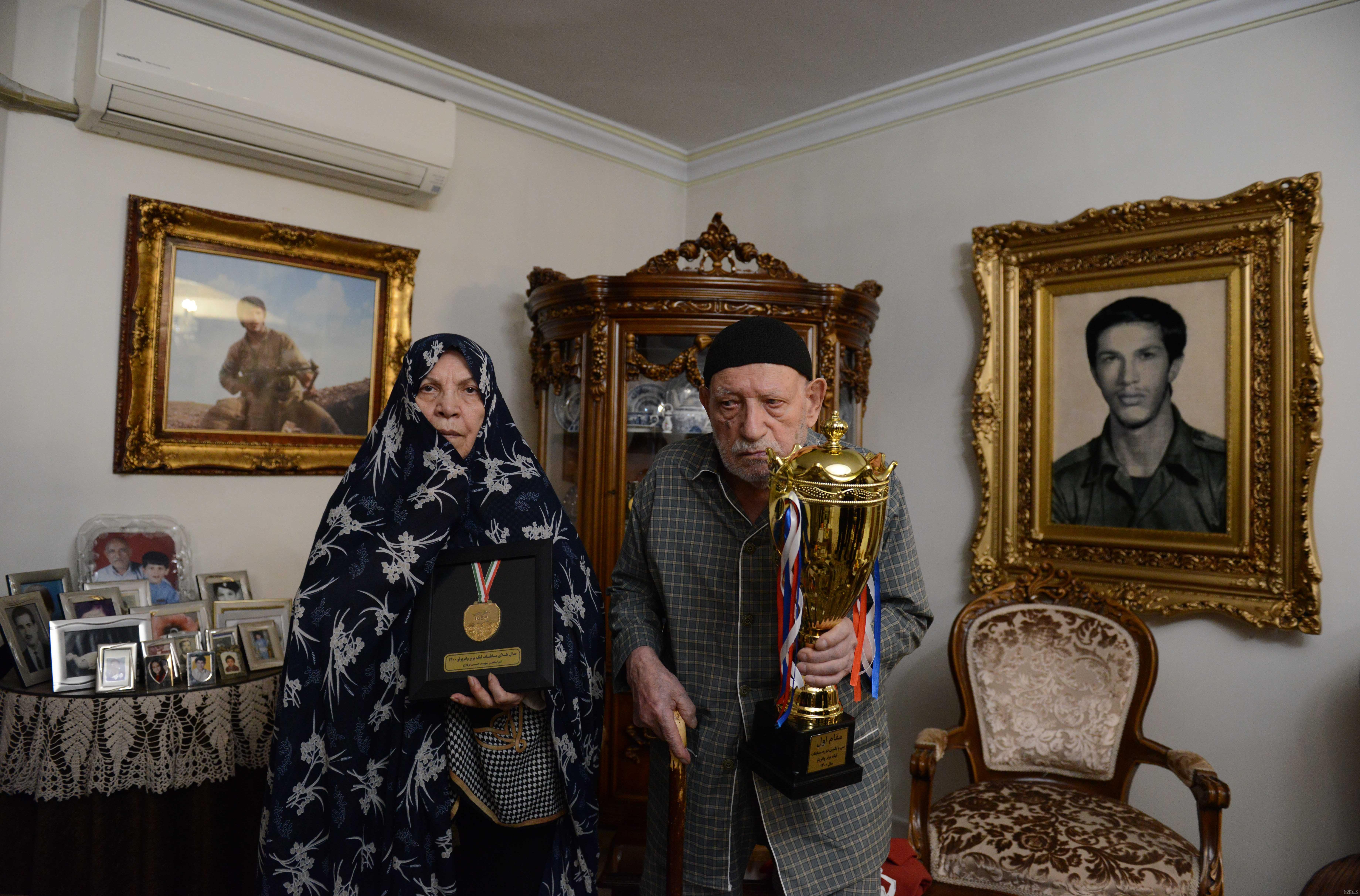 تجلیل از خانواده شهید حسن نوفلاح با تقدیم مدال قهرمانی | فدراسیون شنا ...