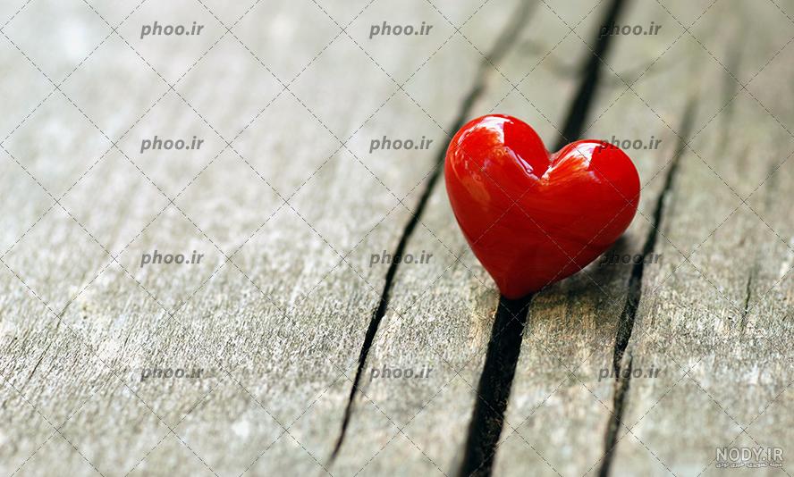 عکس باکیفیت قلب زیبا در پس زمینه چوبی – عکس با کیفیت و تصاویر استوک حرفه ای