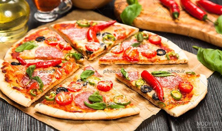 عکس پیتزا و یک برش از آن در پس زمینه چوبی – عکس با کیفیت و تصاویر استوک ...