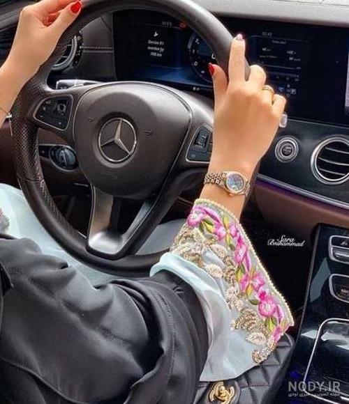 عکس دست دختر روی فرمون ماشین