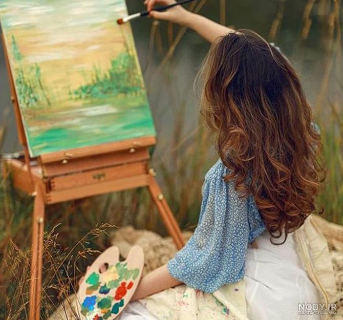 عکس در حال نقاشی
