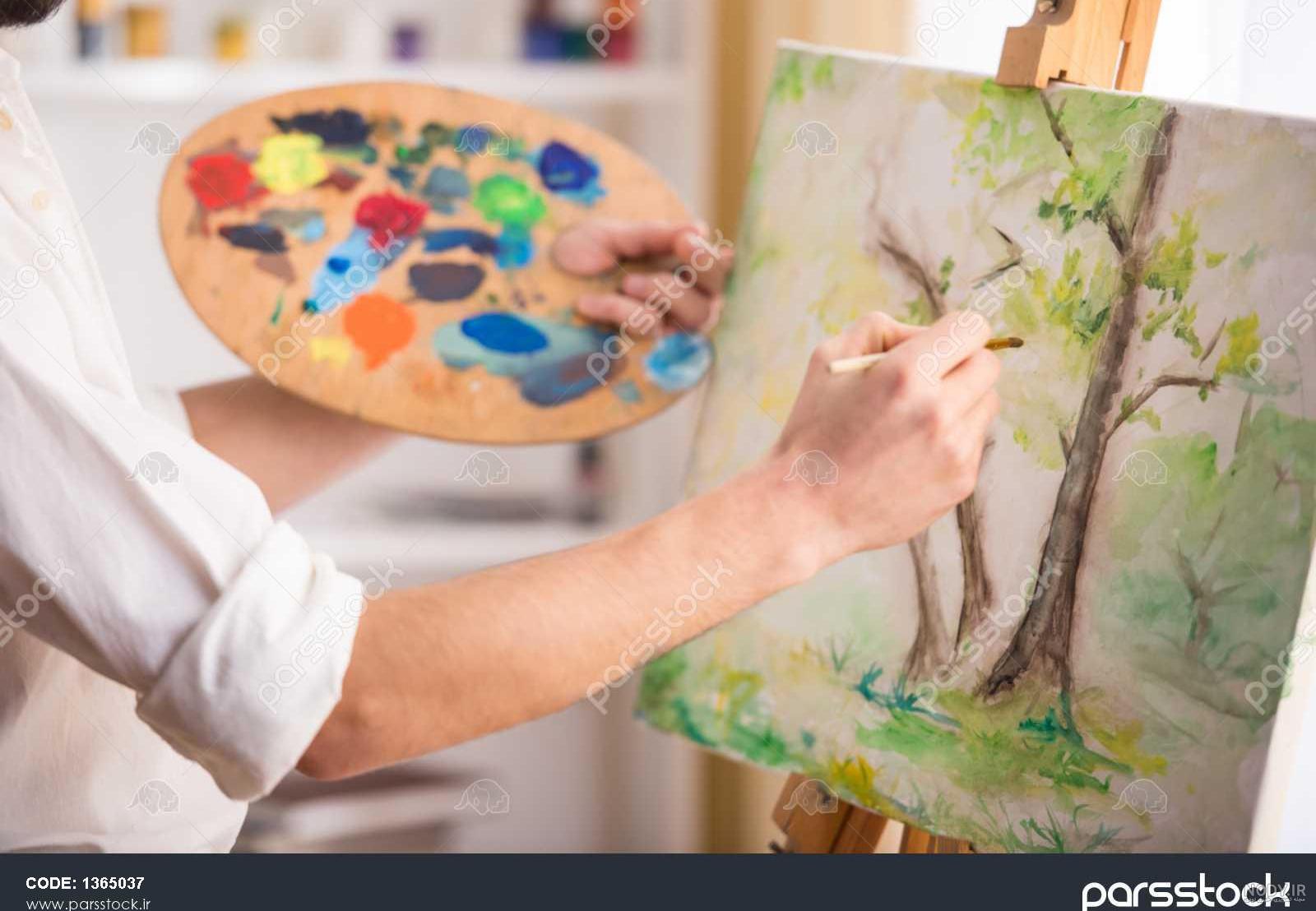 عکس دختر در حال نقاشی