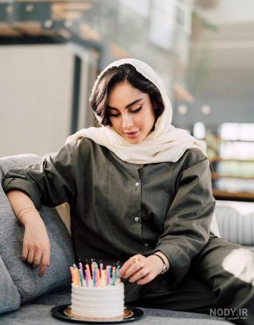 ژست عکس تولد مردانه در کافه ژست عکس تولد مردانه در کافه