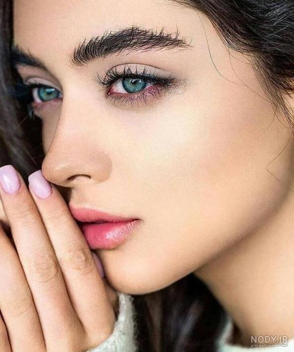 ۵۰ ژست سلفی دخترانه با ایده های خاص و جذاب