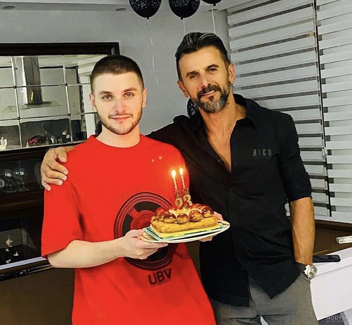 عکس تولد با پیتزا در کافه