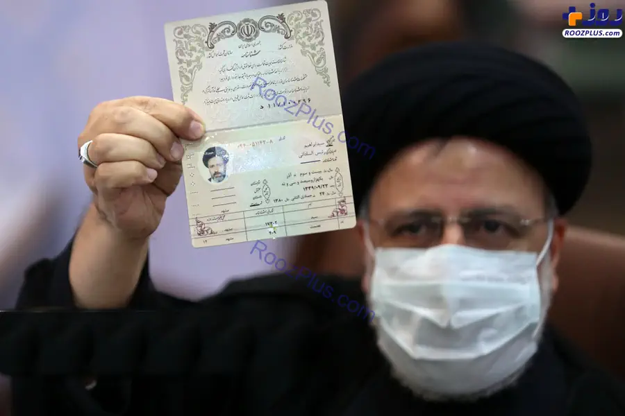 مشرق نیوز - عکس/شناسنامه رئیسی در دست جوانان مشرق نیوز - عکس/شناسنامه رئیسی در دست جوانان