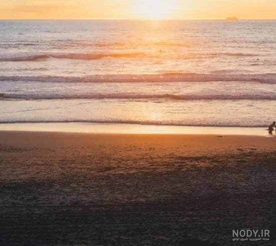 عکس طلوع خورشید از پشت پنجره