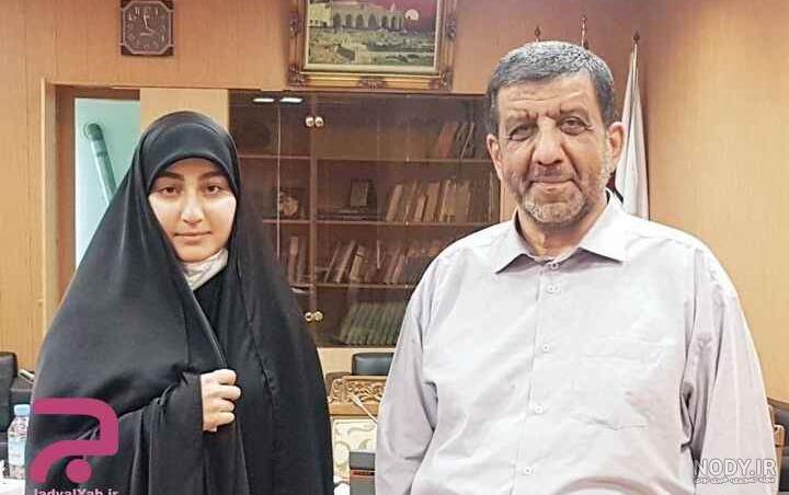 علت پوشیدن لباس سفید دختر مرحوم سلیمانی در مراسم پدرش