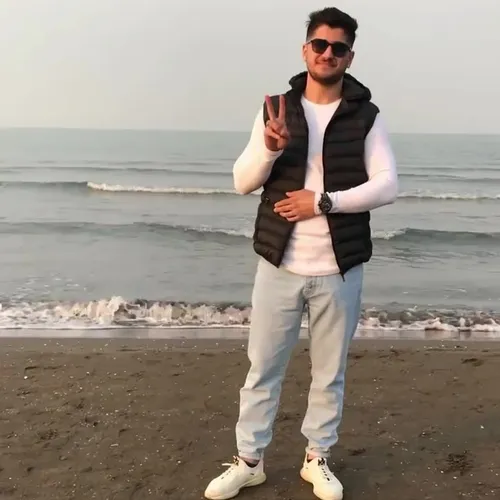 ژست عکاسی مردانه لب ساحل
