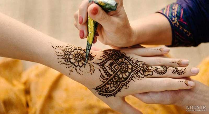 یک تاتوی زیبا و ماندگار با حنا یک تاتوی زیبا و ماندگار با حنا