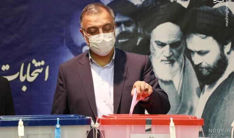 عکسی عجیب از صحبت های آملی لاریجانی با شاگردانش!