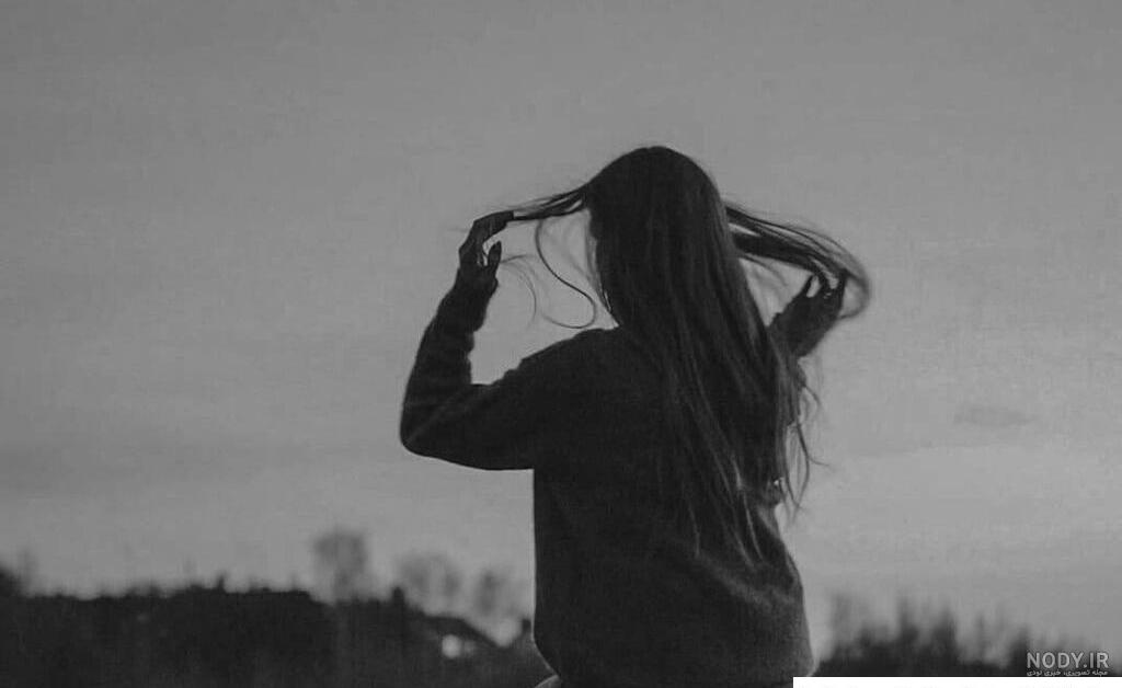 عکس سیاه و سفید دختر غمگین