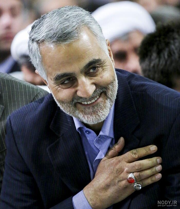 عکس با کیفیت تصویر شهید سردار قاسم سلیمانی نشسته و تسبیح در دستان ... عکس با کیفیت تصویر شهید سردار قاسم سلیمانی نشسته و تسبیح در دستان ...