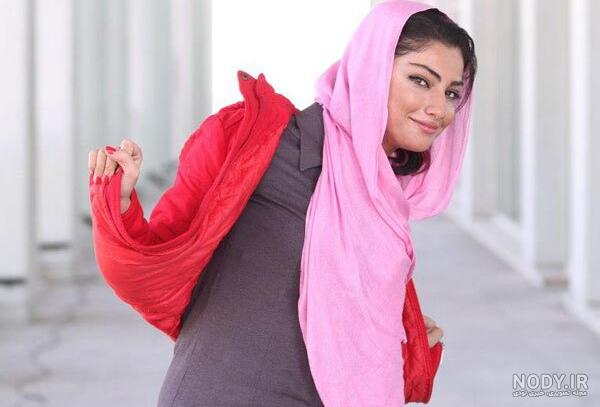 محیا دهقانی با مانتوی قرمز لاکچری در مراسم افتتاحیه نمایشگاه عکس