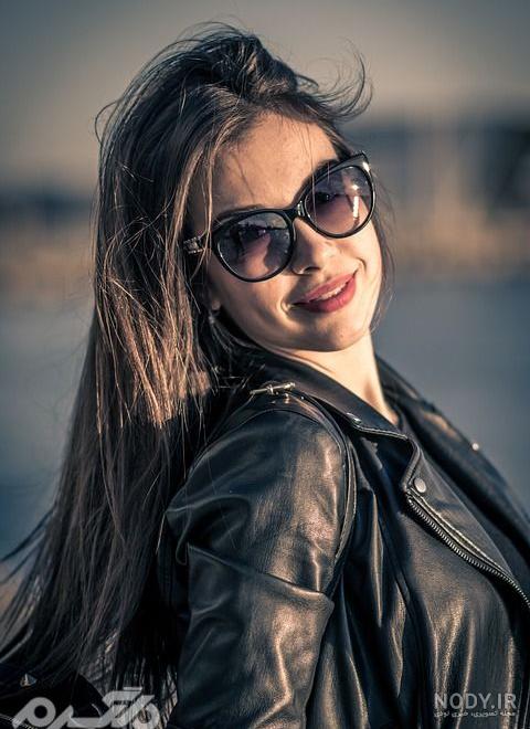 ژست عکس دخترانه با عینک دودی