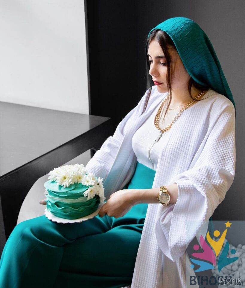 ژست عکس تولد با کیک در فضای باز ژست عکس تولد با کیک در فضای باز