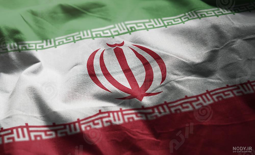 عکس پرچم برافراشته ایران با کیفیت بالا در پس زمینه سفید برای ...