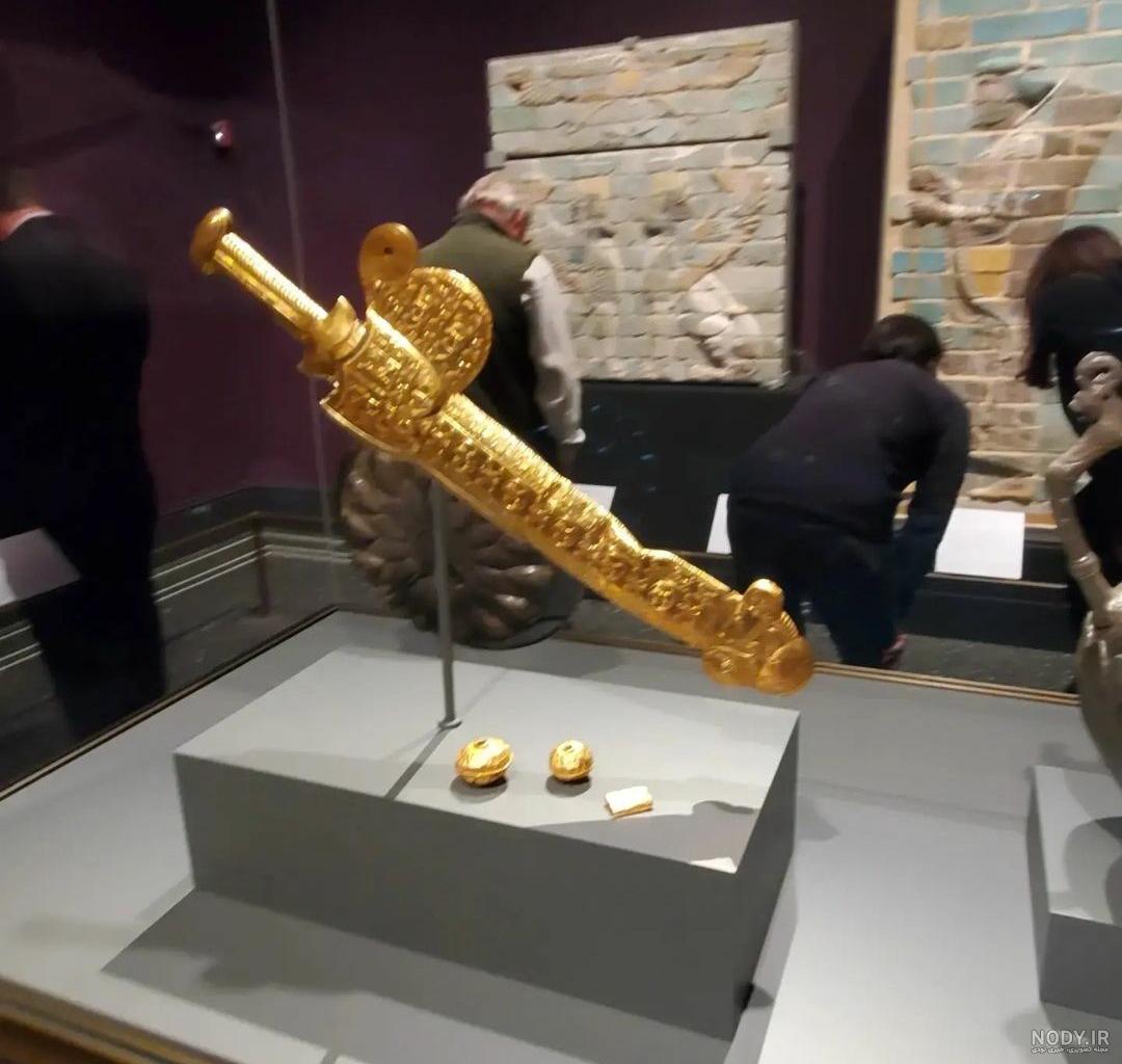 نمایش شمشیر اردشیر اول هخامنشی در نمایشگاه ایران باستان نمایش شمشیر اردشیر اول هخامنشی در نمایشگاه ایران باستان
