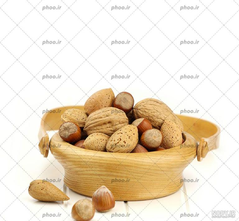 عکس با کیفیت آجیل خوشمزه و تازه در ظرف چوبی زیبا در بک گراند سفید – عکس ...