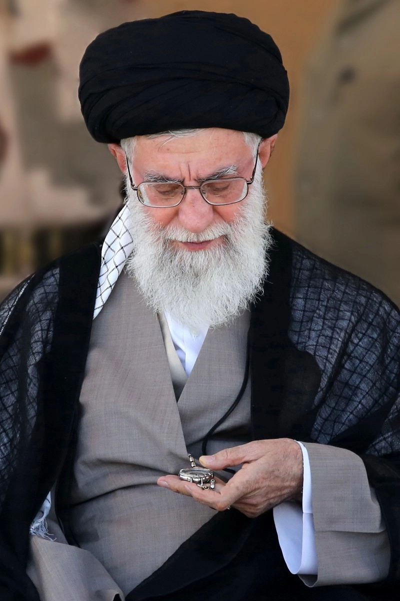 عکس حاج قاسم با چفیه بر سر - عکس نودی
