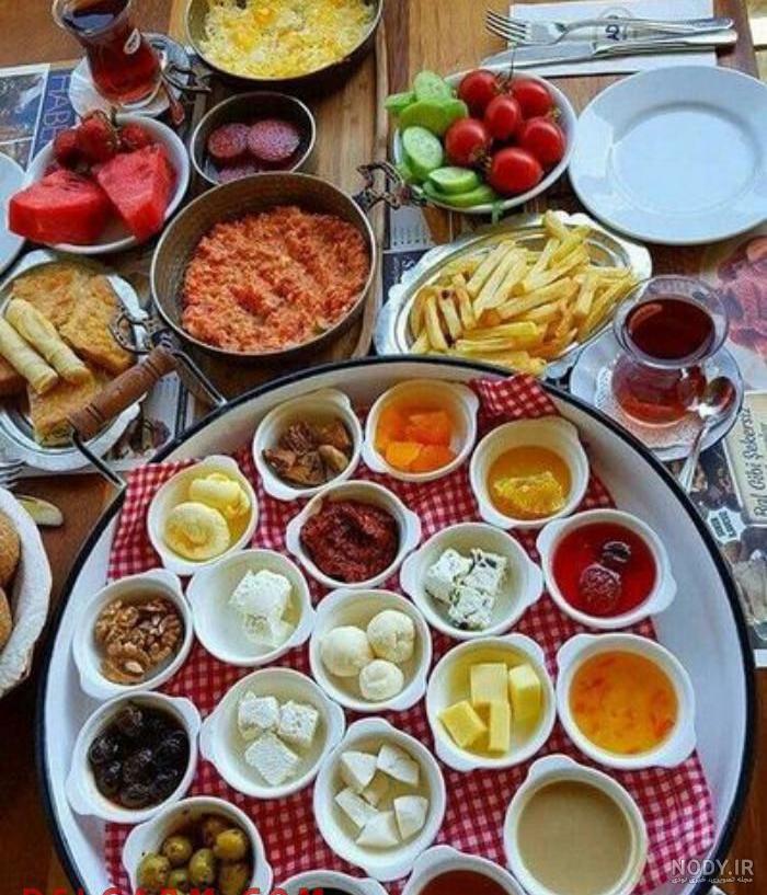 تصاویری از تزیین سفره صبحانه با ایده های خلاق و عاشقانه تصاویری از تزیین سفره صبحانه با ایده های خلاق و عاشقانه