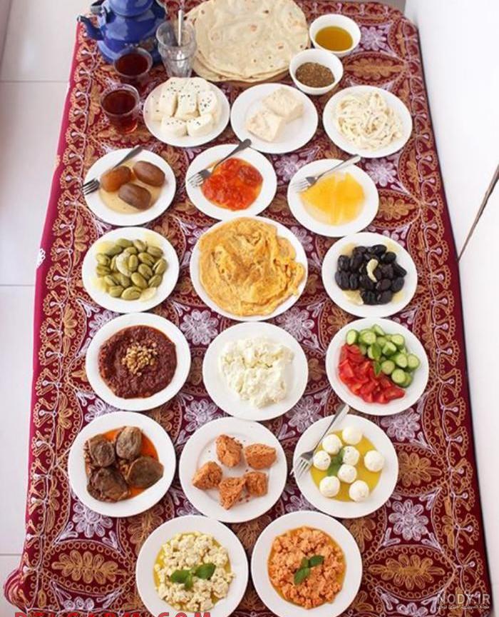 تصاویری از تزیین سفره صبحانه با ایده های خلاق و عاشقانه