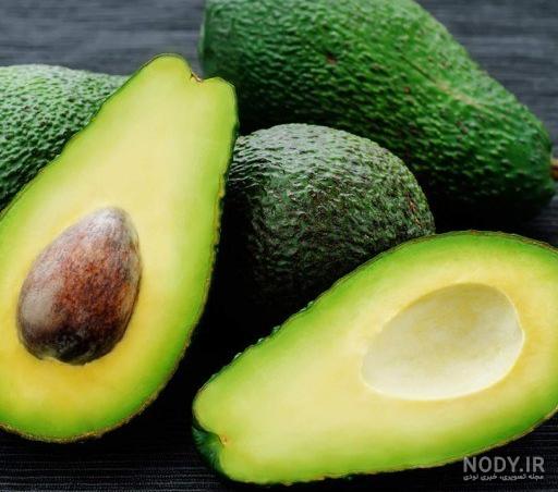 عکس میوه آووکادو تازه روی درخت بین برگ های سبز از نمای نزدیک – عکس ...