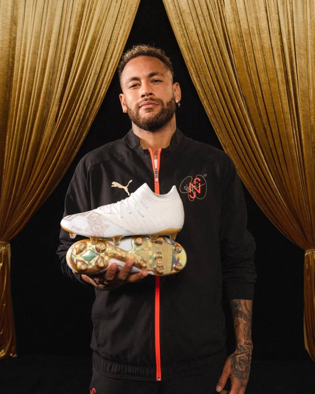 عکس نیمار و همسرش در استخر